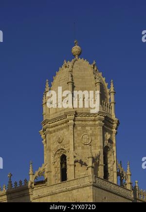 Portugal. Lissabon. Kloster der Hieronymiten. König Manuel I. gab den Bau in Auftrag, um der Rückkehr von Vasco da Gama aus Indien zu gedenken. Er wurde im Manuelinstil von Juan del Castillo (1470–1552) entworfen. Architektonische Details mit der Kuppel der Kirche. 16. Jahrhundert. Stockfoto