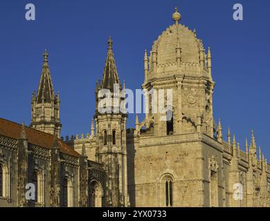 Portugal. Lissabon. Kloster der Hieronymiten. König Manuel I. gab den Bau in Auftrag, um der Rückkehr von Vasco da Gama aus Indien zu gedenken. Er wurde im Manuelinstil von Juan del Castillo (1470–1552) entworfen. Architektonische Details des Gebäudes, mit der Kuppel der Kirche. 16. Jahrhundert. Stockfoto