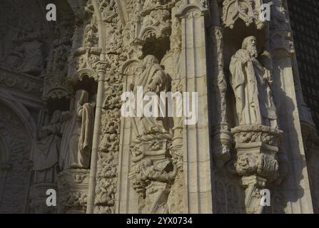 Portugal. Lissabon. Kloster der Hieronymiten. König Manuel I. gab den Bau in Auftrag, um der Rückkehr von Vasco da Gama aus Indien zu gedenken. Er wurde im Manuelinstil von Juan del Castillo (1470–1552) entworfen. Südportal der Kirche Santa Maria de Belém. Detail der Skulpturen, die das Portal flankieren. Stockfoto