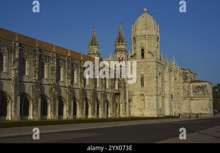 Portugal. Lissabon. Kloster der Hieronymiten. König Manuel I. beauftragte den Bau, um der Rückkehr von Vasco da Gama aus Indien zu gedenken. Es wurde im Manueline-Stil von Juan del Castillo (1470-1552) entworfen. Außenansicht des Gebäudes mit der Kuppel der Kirche. 16. Jahrhundert. Stockfoto