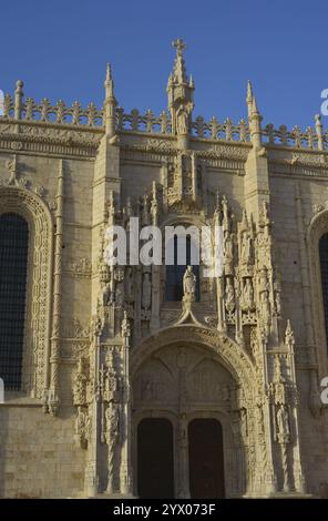 Portugal. Lissabon. Kloster der Hieronymiten. König Manuel I. gab den Bau in Auftrag, um der Rückkehr von Vasco da Gama aus Indien zu gedenken. Er wurde im Manuelinstil von Juan del Castillo (1470–1552) entworfen. Südportal der Kirche Santa Maria de Belém. Stockfoto