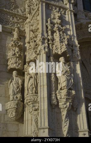 Portugal. Lissabon. Kloster der Hieronymiten. König Manuel I. gab den Bau in Auftrag, um der Rückkehr von Vasco da Gama aus Indien zu gedenken. Er wurde im Manuelinstil von Juan del Castillo (1470–1552) entworfen. Südportal der Kirche Santa Maria de Belém. Detail der Skulpturen, die das Portal flankieren. Stockfoto