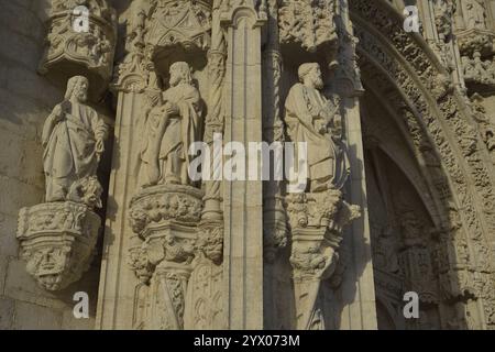 Portugal. Lissabon. Kloster der Hieronymiten. König Manuel I. gab den Bau in Auftrag, um der Rückkehr von Vasco da Gama aus Indien zu gedenken. Er wurde im Manuelinstil von Juan del Castillo (1470–1552) entworfen. Südportal der Kirche Santa Maria de Belém. Detail der Skulpturen, die das Portal flankieren. Stockfoto