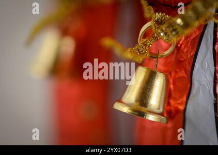 Makroaufnahme einer Weihnachtsglocke auf der Hüfte eines Weihnachtsmannskostüms Stockfoto