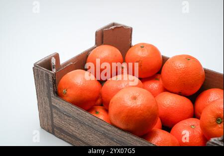 Korb mit einer Gruppe frischer Mandarinen isoliert auf weiß mit Textraum Stockfoto