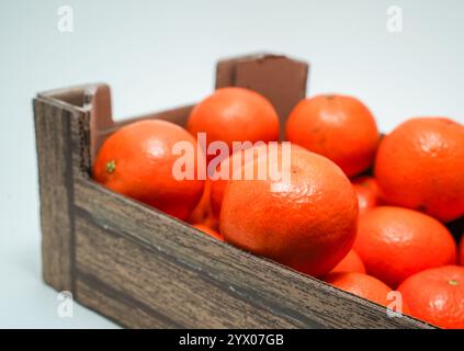 Korb mit einer Gruppe frischer Mandarinen isoliert auf weiß mit Textraum Stockfoto