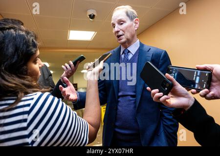 Washington, Usa. Dezember 2024. US-Senator Ron Wyden (D-OR) spricht mit Reportern in der Nähe der Senat-U-Bahn im US-Kapitol. Quelle: SOPA Images Limited/Alamy Live News Stockfoto