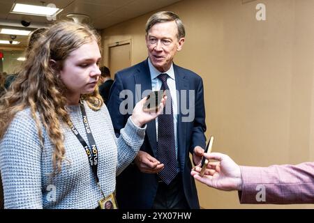 Washington, Usa. Dezember 2024. US-Senator John Hickenlooper (D-CO) spricht mit Reportern in der Nähe der U-Bahn im US-Kapitol. Quelle: SOPA Images Limited/Alamy Live News Stockfoto