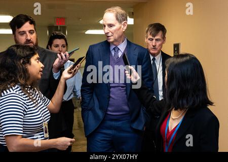 Washington, Usa. Dezember 2024. US-Senator Ron Wyden (D-OR) spricht mit Reportern in der Nähe der Senat-U-Bahn im US-Kapitol. Quelle: SOPA Images Limited/Alamy Live News Stockfoto