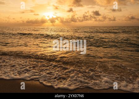 Wunderschöner Sonnenaufgang am Sandstrand am Morgen in Miami, Florida - Bild Stockfoto