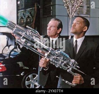 MÄNNER IN BLACK II – 2002 Sony Pictures, die Filme mit will Smith rechts als Agent J und Tommy Lee Jones als Agent K veröffentlichen Stockfoto