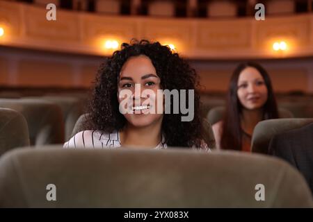 Zwei Frauen, die Theateraufführungen im Theater sehen Stockfoto