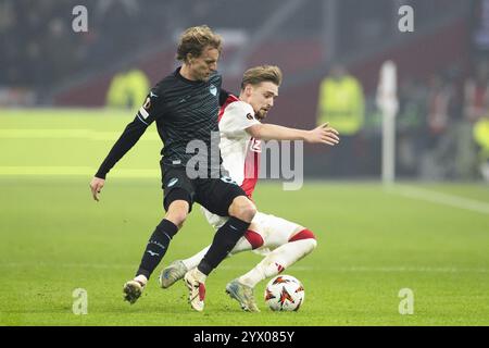 AMSTERDAM - (l-r) Nicolo Ravella von SS Lazio, Kenneth Taylor von Ajax während des Spiels der UEFA Europa League zwischen AFC Ajax Amsterdam und SS Lazio Roma in der Johan Cruijff Arena am 12. Dezember 2024 in Amsterdam, Niederlande. ANP KOEN VAN WEEL Credit: ANP/Alamy Live News Stockfoto