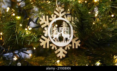 Weihnachtsschmuck: Verleiht dem Weihnachtsbaum Charme Stockfoto