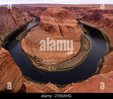 An einem bewölkten Tag campen die Menschen am Ufer des Colorado River im Eight Mile Camp, Glen Canyon National Recreation Area in der Nähe von Page, Arizona, USA Stockfoto