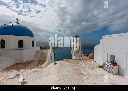 Insel Santorin in Griechenland, Dorf Firostefani, Tag nach dem Sturm. Panoramabild Stockfoto