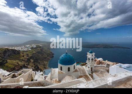 Insel Santorin in Griechenland, Dorf Firostefani, Tag nach dem Sturm. Panoramabild Stockfoto