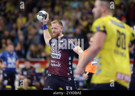 Mannheim, Deutschland. Dezember 2024. Jim Gottfridsson (SG Flensburg-Handewitt, #24) beim Pass Rhein-Neckar Loewen vs. SG Flensburg-Handewitt, Handball, 1. Liga, HBL, Spielzeit 2024/2025, 14. Spieltag, 12.12.2024 Foto: Eibner-Pressefoto/Achim Kunetka Credit: dpa/Alamy Live News Stockfoto