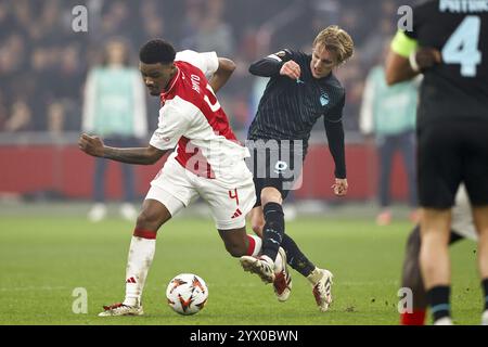 AMSTERDAM - (l-r) Jorrel Hato von Ajax, Nicolo Ravella von SS Lazio während des Spiels der UEFA Europa League zwischen AFC Ajax Amsterdam und SS Lazio Roma in der Johan Cruijff Arena am 12. Dezember 2024 in Amsterdam, Niederlande. ANP | Hollandse Hoogte | MAURICE VAN STEEN Credit: ANP/Alamy Live News Stockfoto