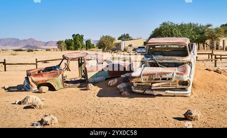 Oldtimer, rostige, zerstörte und zerstörte Autos in Solitare, Namibia, Afrika. Stockfoto