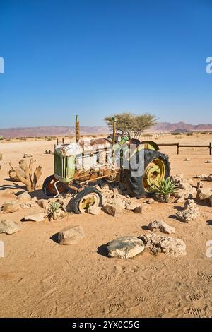 Ein Oldtimer, rostiger, abgerissener und zerstörter Traktor in Solitare, Namibia, Afrika. Stockfoto