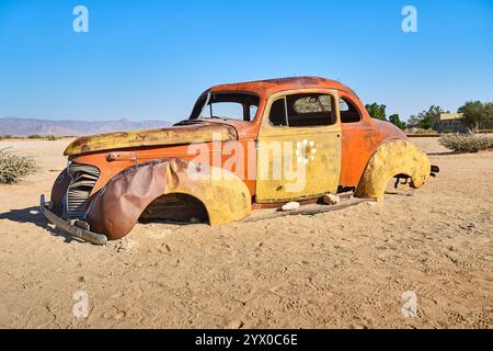 Oldtimer, rostige, zerstörte und zerstörte Autos in Solitare, Namibia, Afrika. Stockfoto