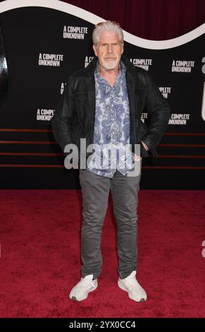 HOLLYWOOD, KALIFORNIEN - 10. DEZEMBER: Ron Perlman besucht die Los Angeles Premiere von Searchlight Pictures 'A Complete Unknown' im Dolby Theatre am 10. Dezember 2024 in Hollywood, Kalifornien. Quelle: Jeffrey Mayer / MediaPunch Stockfoto