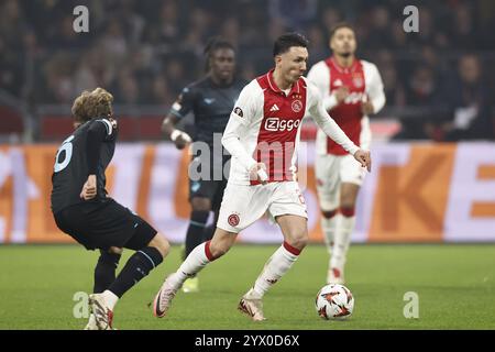 AMSTERDAM - (l-r) Nicolo Ravella von SS Lazio, Steven Berghuis von Ajax während des Spiels der UEFA Europa League zwischen AFC Ajax Amsterdam und SS Lazio Roma in der Johan Cruijff Arena am 12. Dezember 2024 in Amsterdam, Niederlande. ANP | Hollandse Hoogte | MAURICE VAN STEEN Credit: ANP/Alamy Live News Stockfoto