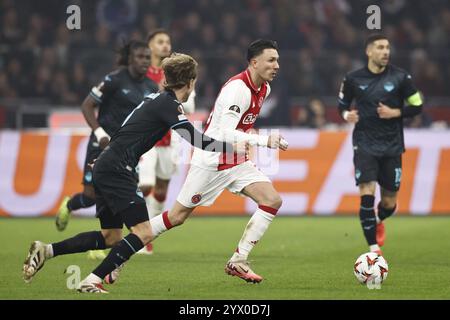 AMSTERDAM - (l-r) Nicolo Ravella von SS Lazio, Steven Berghuis von Ajax während des Spiels der UEFA Europa League zwischen AFC Ajax Amsterdam und SS Lazio Roma in der Johan Cruijff Arena am 12. Dezember 2024 in Amsterdam, Niederlande. ANP | Hollandse Hoogte | MAURICE VAN STEEN Credit: ANP/Alamy Live News Stockfoto