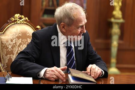 Moskau, Russland. Dezember 2024. Der russische Vorsitzende des Verfassungsgerichts, Valerij Zorkin, hört Präsident Wladimir Putin, rechts, während eines Einzeltreffens im Kreml am 11. Dezember 2024 in Moskau, Russland. Quelle: Alexander Kazakov/Kreml Pool/Alamy Live News Stockfoto