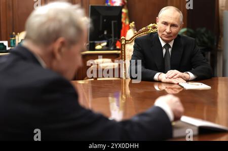 Moskau, Russland. Dezember 2024. Der russische Präsident Wladimir Putin, rechts, hört dem Vorsitzenden des Verfassungsgerichts, Valerij Zorkin, links, während eines Einzelgesprächs im Kreml am 11. Dezember 2024 in Moskau, Russland, zu. Quelle: Alexander Kazakov/Kreml Pool/Alamy Live News Stockfoto