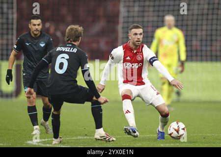 AMSTERDAM - (l-r) Nicolo Ravella von SS Lazio, Jordan Henderson von Ajax während des Spiels der UEFA Europa League zwischen AFC Ajax Amsterdam und SS Lazio Roma in der Johan Cruijff Arena am 12. Dezember 2024 in Amsterdam, Niederlande. ANP | Hollandse Hoogte | MAURICE VAN STEEN Credit: ANP/Alamy Live News Stockfoto