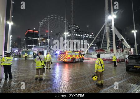 Centenary Square, Birmingham, 12. Dezember 2024 - Rettungsdienste vor Ort, nachdem die Kettensitzfahrt „Star Flyer“ fehlschlug und die Fahrer verletzt wurden. In der Nähe des Weihnachtsmarktes und des internationalen Kongresszentrums. Quelle: British News und Media/Alamy Live News Stockfoto