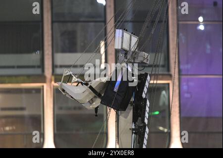 Centenary Square, Birmingham, 12. Dezember 2024 - Rettungsdienste vor Ort, nachdem die Kettensitzfahrt „Star Flyer“ fehlschlug und die Fahrer verletzt wurden. In der Nähe des Weihnachtsmarktes und des internationalen Kongresszentrums. Quelle: British News und Media/Alamy Live News Stockfoto