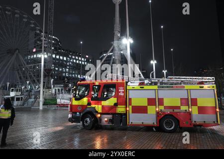 Centenary Square, Birmingham, 12. Dezember 2024 - Rettungsdienste vor Ort, nachdem die Kettensitzfahrt „Star Flyer“ fehlschlug und die Fahrer verletzt wurden. In der Nähe des Weihnachtsmarktes und des internationalen Kongresszentrums. Quelle: British News und Media/Alamy Live News Stockfoto