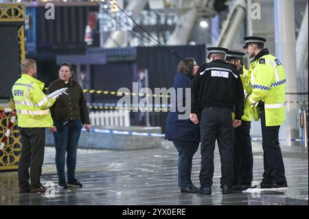 Centenary Square, Birmingham, 12. Dezember 2024 - Rettungsdienste vor Ort, nachdem die Kettensitzfahrt „Star Flyer“ fehlschlug und die Fahrer verletzt wurden. In der Nähe des Weihnachtsmarktes und des internationalen Kongresszentrums. Quelle: British News und Media/Alamy Live News Stockfoto