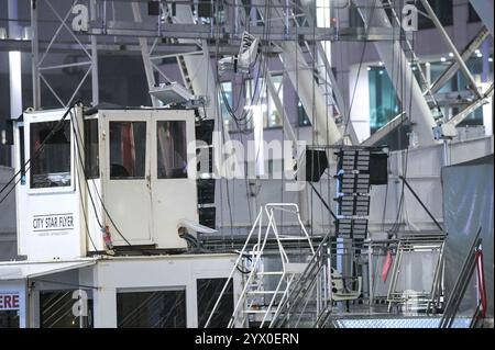 Centenary Square, Birmingham, 12. Dezember 2024 - Rettungsdienste vor Ort, nachdem die Kettensitzfahrt „Star Flyer“ fehlschlug und die Fahrer verletzt wurden. In der Nähe des Weihnachtsmarktes und des internationalen Kongresszentrums. Quelle: British News und Media/Alamy Live News Stockfoto