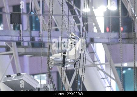 Centenary Square, Birmingham, 12. Dezember 2024 - Rettungsdienste vor Ort, nachdem die Kettensitzfahrt „Star Flyer“ fehlschlug und die Fahrer verletzt wurden. In der Nähe des Weihnachtsmarktes und des internationalen Kongresszentrums. Quelle: British News und Media/Alamy Live News Stockfoto