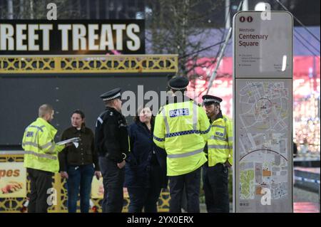 Centenary Square, Birmingham, 12. Dezember 2024 - Rettungsdienste vor Ort, nachdem die Kettensitzfahrt „Star Flyer“ fehlschlug und die Fahrer verletzt wurden. In der Nähe des Weihnachtsmarktes und des internationalen Kongresszentrums. Quelle: British News und Media/Alamy Live News Stockfoto