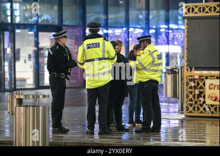Centenary Square, Birmingham, 12. Dezember 2024 - Rettungsdienste vor Ort, nachdem die Kettensitzfahrt „Star Flyer“ fehlschlug und die Fahrer verletzt wurden. In der Nähe des Weihnachtsmarktes und des internationalen Kongresszentrums. Quelle: British News und Media/Alamy Live News Stockfoto