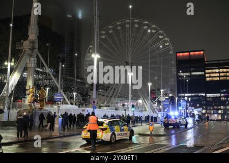 Centenary Square, Birmingham, 12. Dezember 2024 - Rettungsdienste vor Ort, nachdem die Kettensitzfahrt „Star Flyer“ fehlschlug und die Fahrer verletzt wurden. In der Nähe des Weihnachtsmarktes und des internationalen Kongresszentrums. Quelle: British News und Media/Alamy Live News Stockfoto