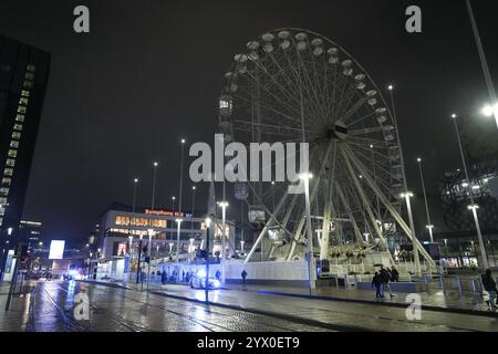 Centenary Square, Birmingham, 12. Dezember 2024 - Rettungsdienste vor Ort, nachdem die Kettensitzfahrt „Star Flyer“ fehlschlug und die Fahrer verletzt wurden. In der Nähe des Weihnachtsmarktes und des internationalen Kongresszentrums. Quelle: British News und Media/Alamy Live News Stockfoto