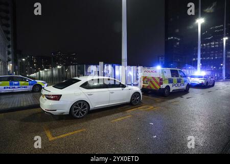 Centenary Square, Birmingham, 12. Dezember 2024 - Rettungsdienste vor Ort, nachdem die Kettensitzfahrt „Star Flyer“ fehlschlug und die Fahrer verletzt wurden. In der Nähe des Weihnachtsmarktes und des internationalen Kongresszentrums. Quelle: British News und Media/Alamy Live News Stockfoto