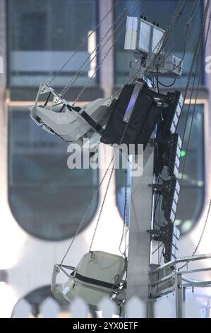 Centenary Square, Birmingham, 12. Dezember 2024 - Rettungsdienste vor Ort, nachdem die Kettensitzfahrt „Star Flyer“ fehlschlug und die Fahrer verletzt wurden. In der Nähe des Weihnachtsmarktes und des internationalen Kongresszentrums. Quelle: British News und Media/Alamy Live News Stockfoto