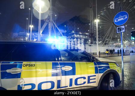 Centenary Square, Birmingham, 12. Dezember 2024 - Rettungsdienste vor Ort, nachdem die Kettensitzfahrt „Star Flyer“ fehlschlug und die Fahrer verletzt wurden. In der Nähe des Weihnachtsmarktes und des internationalen Kongresszentrums. Quelle: British News und Media/Alamy Live News Stockfoto