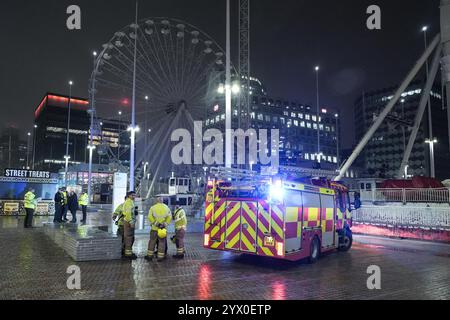Centenary Square, Birmingham, 12. Dezember 2024 - Rettungsdienste vor Ort, nachdem die Kettensitzfahrt „Star Flyer“ fehlschlug und die Fahrer verletzt wurden. In der Nähe des Weihnachtsmarktes und des internationalen Kongresszentrums. Quelle: British News und Media/Alamy Live News Stockfoto