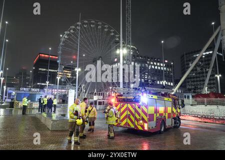 Centenary Square, Birmingham, 12. Dezember 2024 - Rettungsdienste vor Ort, nachdem die Kettensitzfahrt „Star Flyer“ fehlschlug und die Fahrer verletzt wurden. In der Nähe des Weihnachtsmarktes und des internationalen Kongresszentrums. Quelle: British News und Media/Alamy Live News Stockfoto
