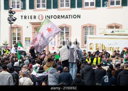 Syrer feiern nach dem Sturz des Assad-Regimes, Krieg im Nahen Osten, Rebellen und islamisten, Porta Nigra in Trier, Deutschland, 08.12.2024 Stockfoto