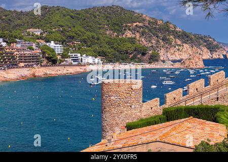 Blick auf die Bucht von den Mauern des historischen Schlosses Tossa de Mar, Katalonien, Spanien Stockfoto