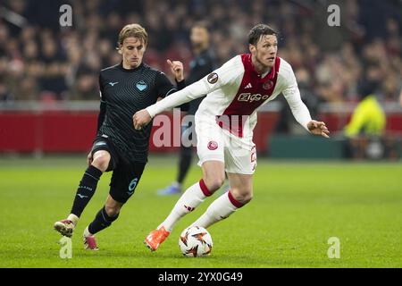 AMSTERDAM - (l-r) Nicolo Ravella von SS Lazio, Wout Weghorst von Ajax während des Spiels der UEFA Europa League zwischen AFC Ajax Amsterdam und SS Lazio Roma in der Johan Cruijff Arena am 12. Dezember 2024 in Amsterdam, Niederlande. ANP KOEN VAN WEEL Credit: ANP/Alamy Live News Stockfoto